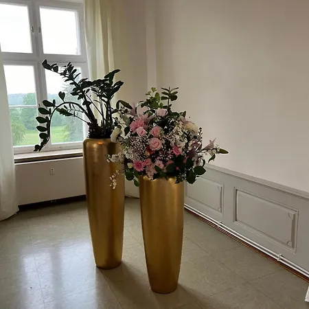 Schloss Huerbel Storchennest-appartement - Luxury The Stork Nest شقة