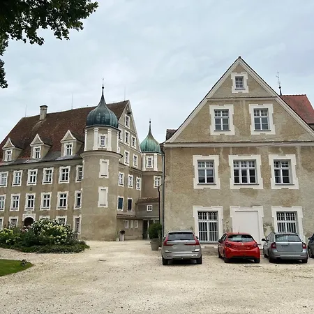 Schloss Huerbel Storchennest-appartement - Luxury The Stork Nest شقة